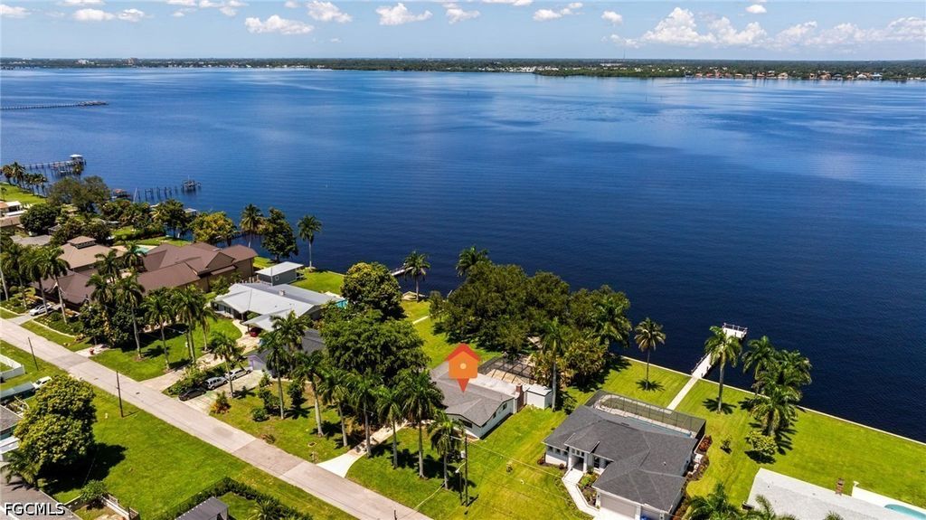 3933 E River Dr, Fort Myers