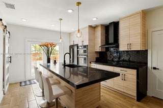 Photo of Listing #A11934094