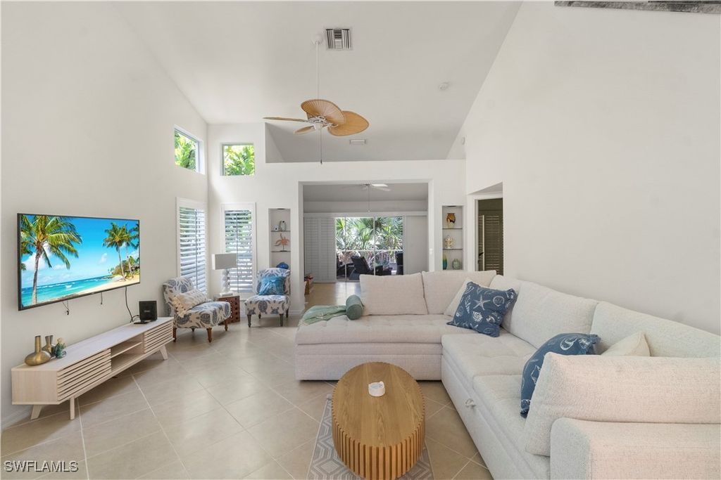 348 Carinosa Ct 18-10, NAPLES