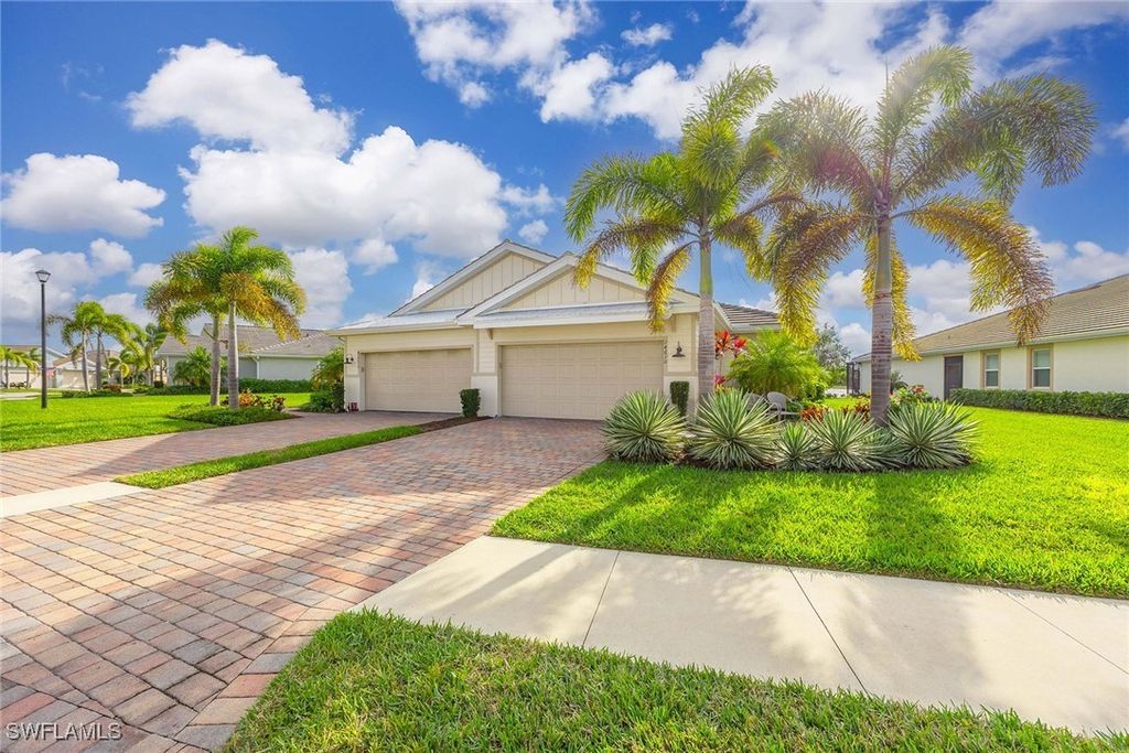 14610 Edgewater Cir, Naples