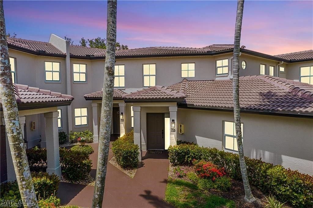 700 Diamond Cir 706, Naples