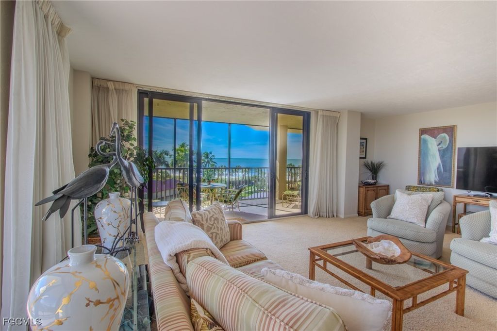 10851 Gulf Shore Dr 301, NAPLES
