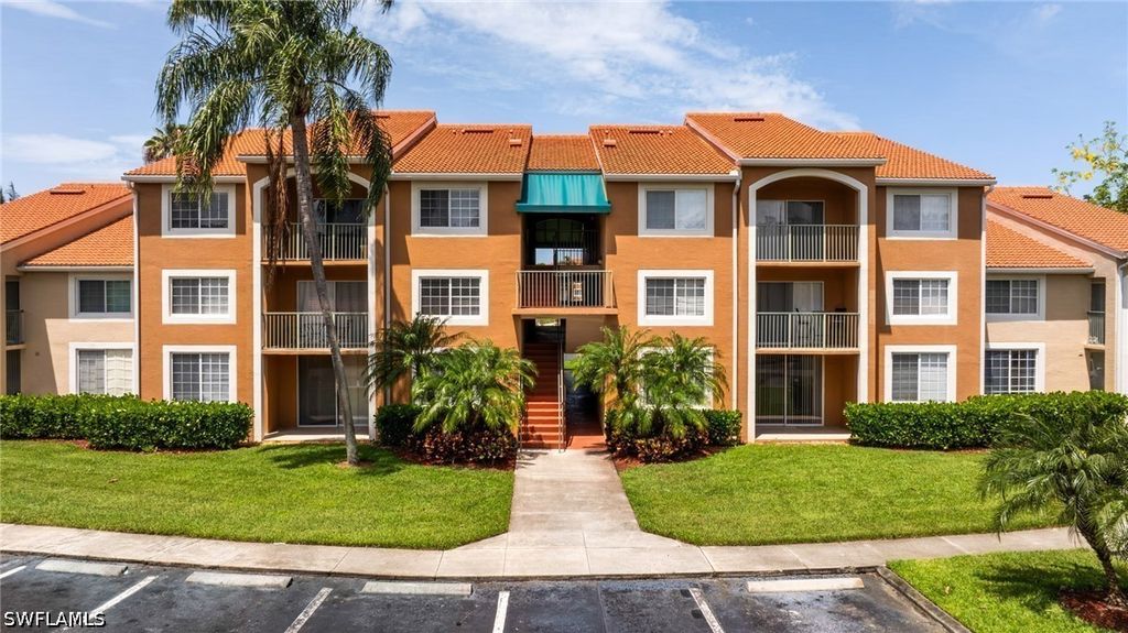 1265 Wildwood Lakes Blvd 106, Naples