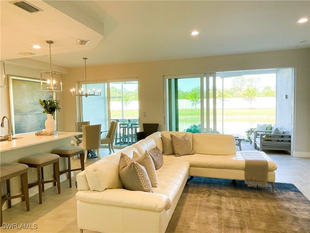 2555 Seychelles Dr 402, Naples