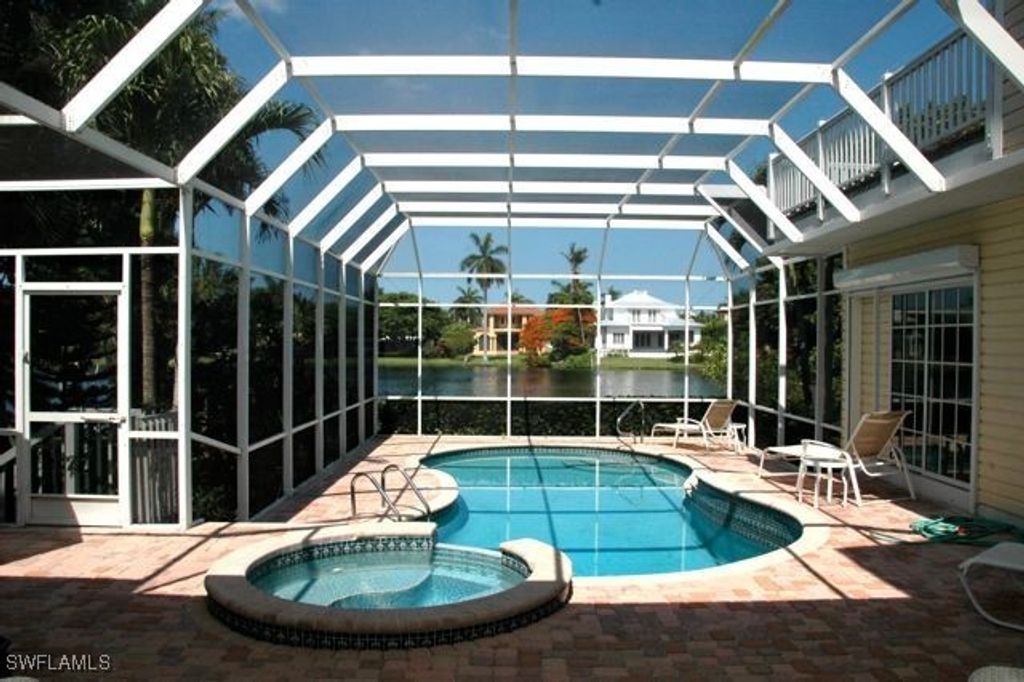 590 E Lake Dr, Naples