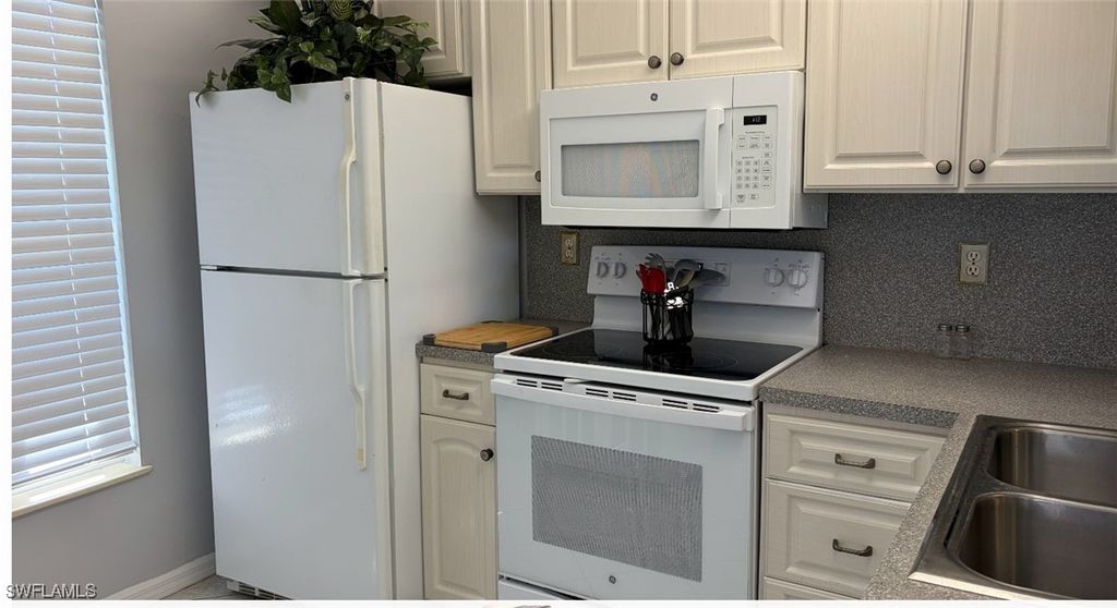1315 Mainsail Dr 1105, Naples
