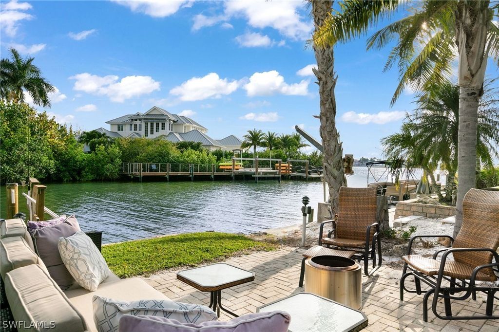 1360 Chesapeake Ave, NAPLES