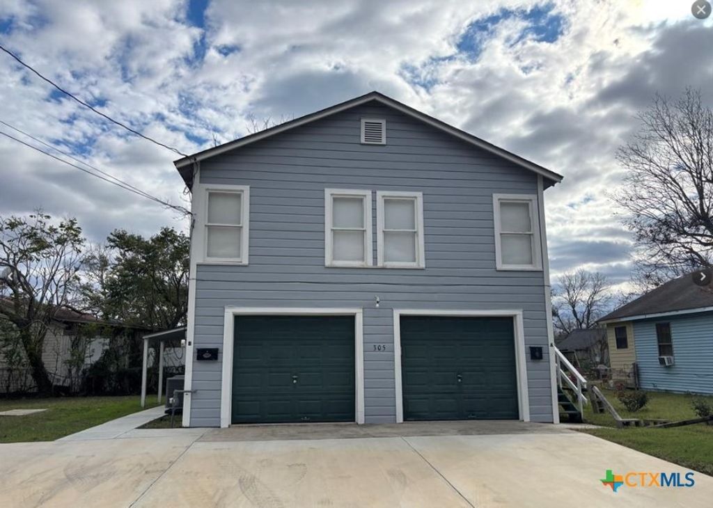 305 E Sabine Street A, Victoria