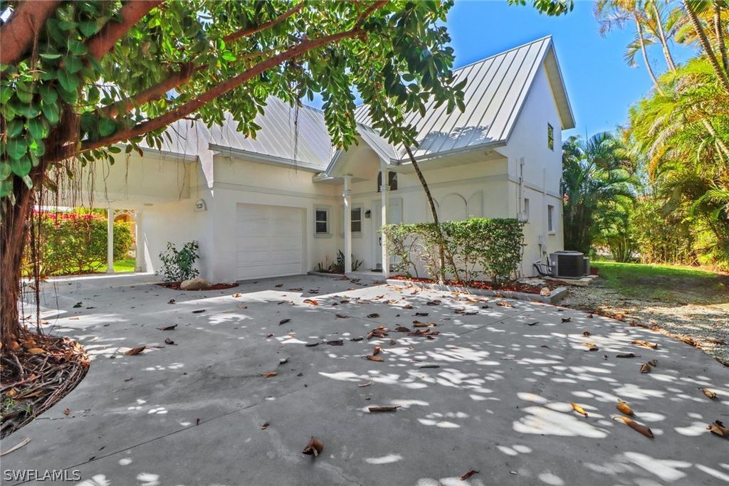 1120 Sandpiper St, NAPLES