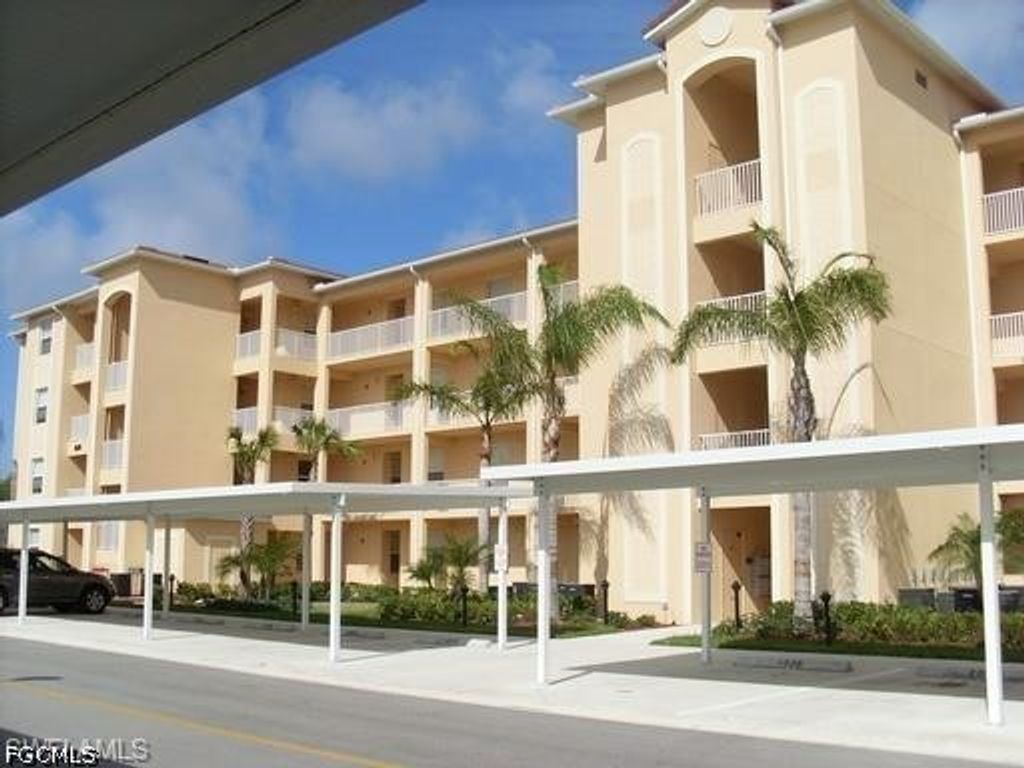 8470 Kingbird Loop 1046, Estero