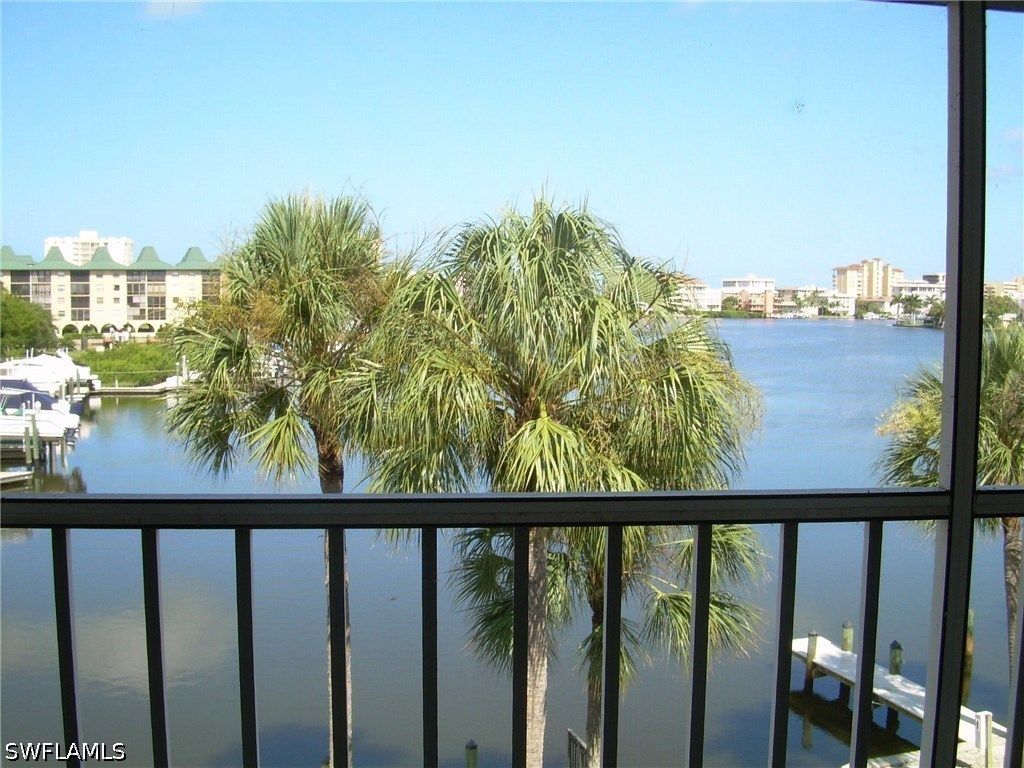9101 Vanderbilt Dr 304, Naples