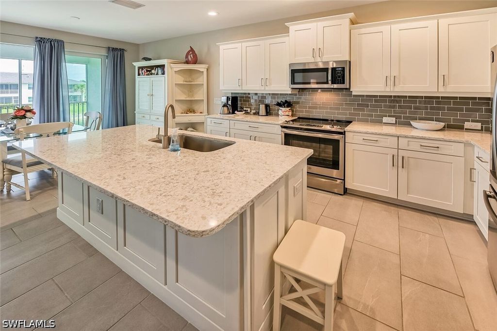 6954 Avalon Cir 707, Naples