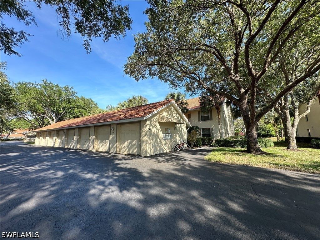 241 Robin Hood Cir 204, Naples