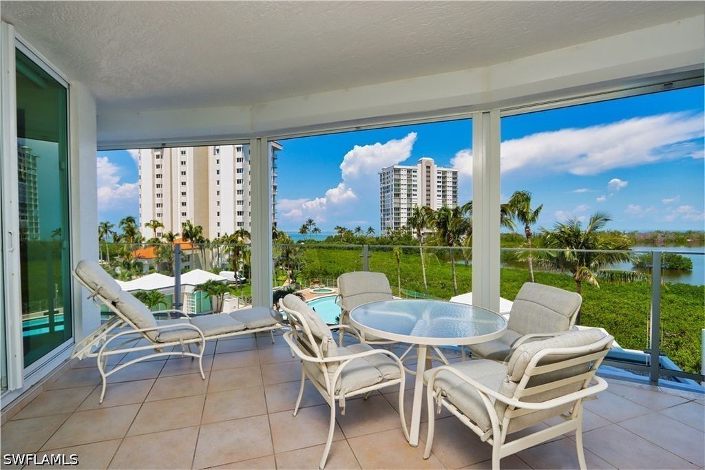 60 Seagate Dr 402, NAPLES