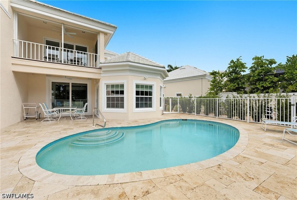 360 Carlton Pl 11, Naples