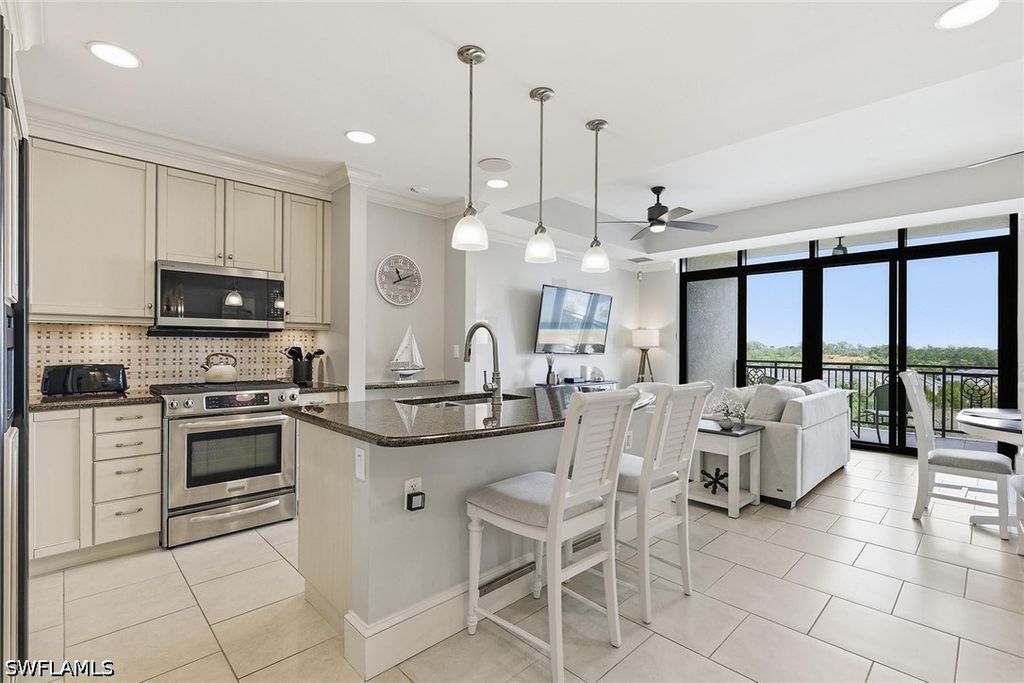 9123 Strada Pl 7409, Naples