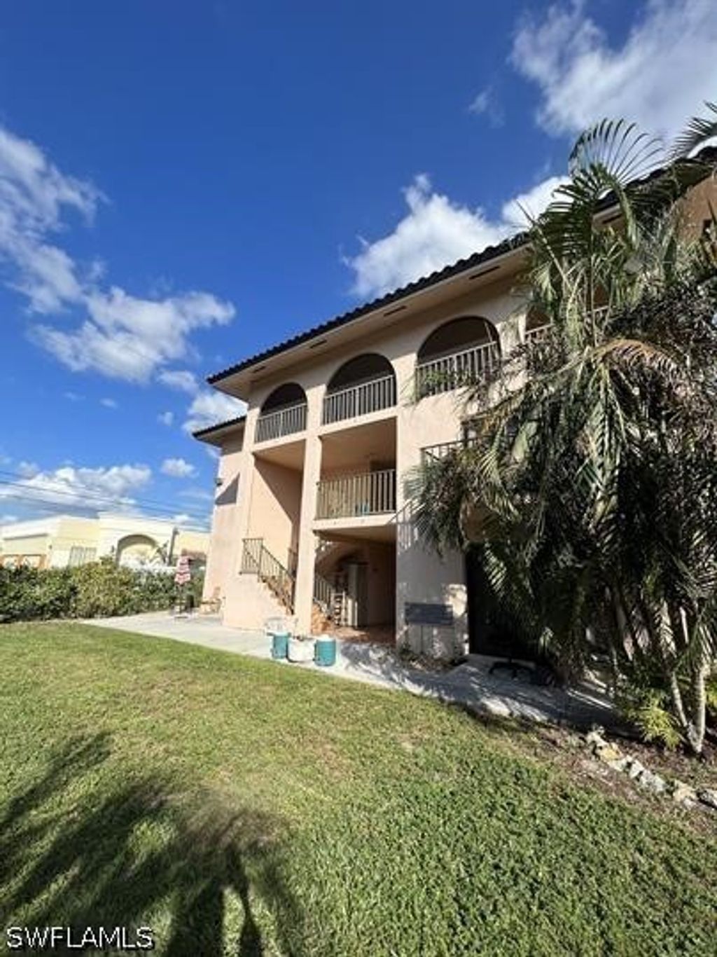 828 Wiggins Pass Rd 9, Naples