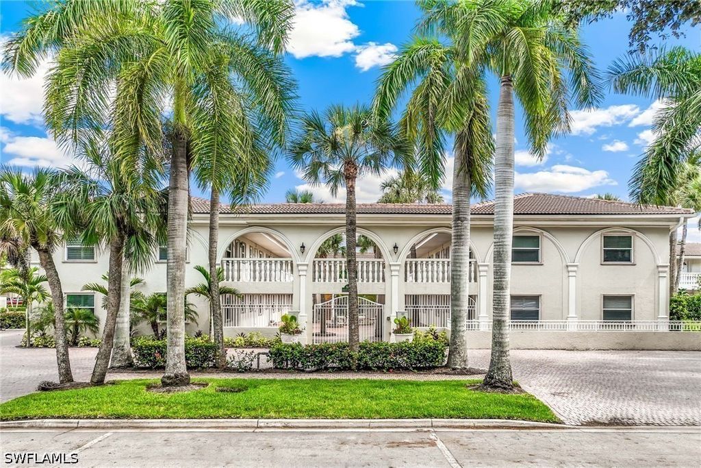 980 7th Ave S 201, Naples