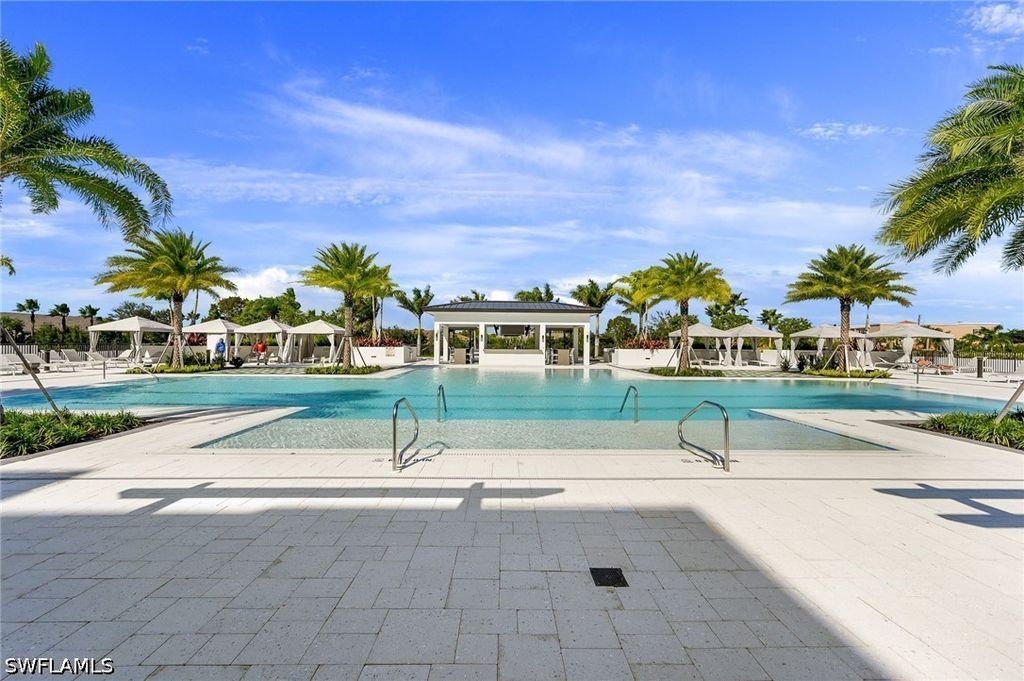 1111 Central 417s, Naples