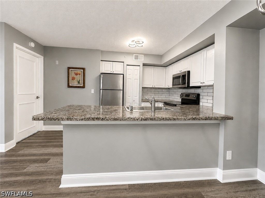 1240 Wildwood Lakes Blvd 203, Naples