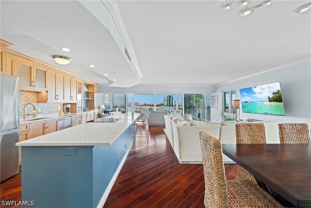 250 Park Shore Dr 803, Naples