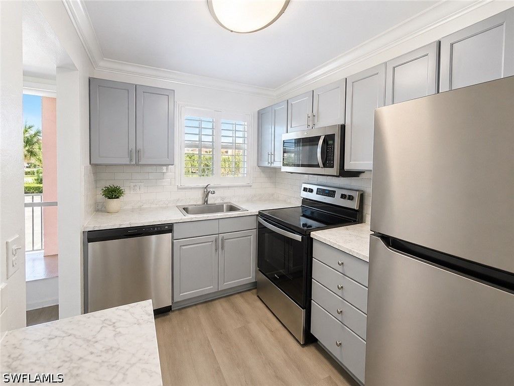 225 Turtle Lake Ct 210, Naples