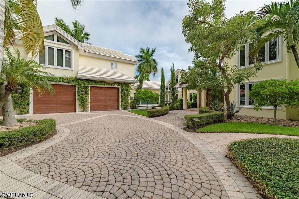 883 Galleon Dr, Naples
