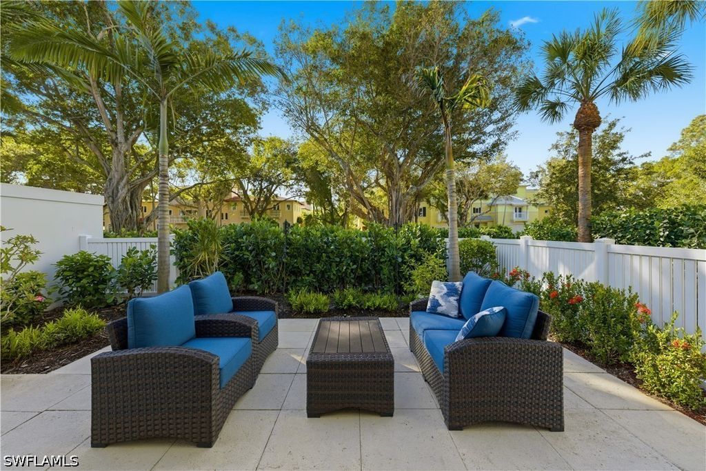 341 3rd Ave S 341, Naples