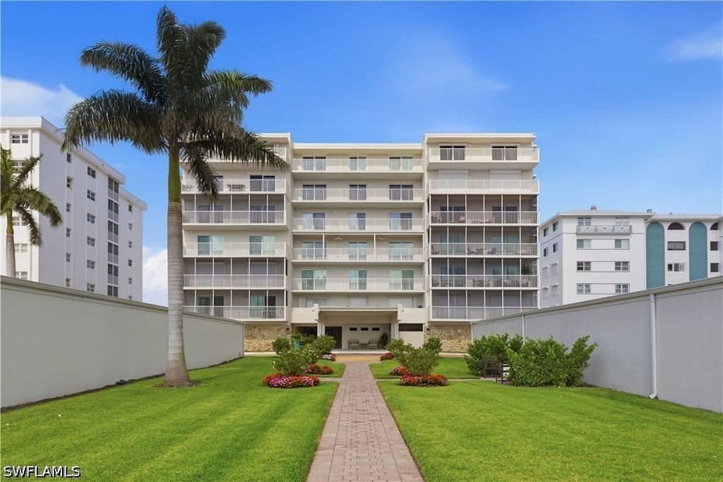 1977 Gulf Shore Blvd N 306, Naples