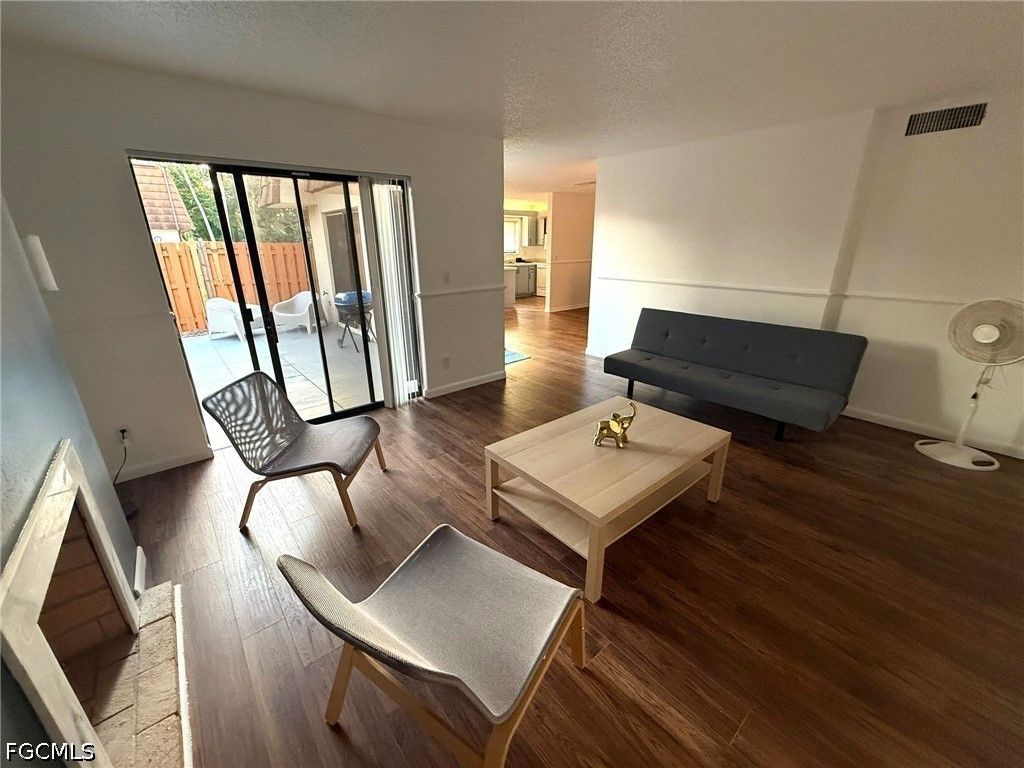 1406 Park Shore Cir 3, Fort Myers