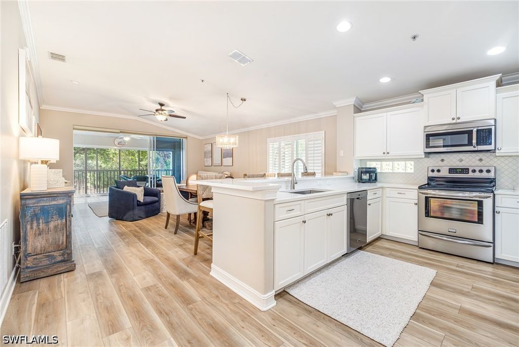 975 Tarpon Cv Dr 204, Naples
