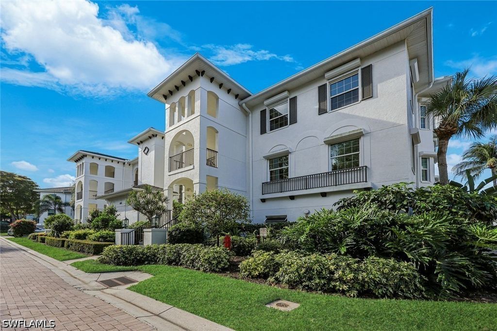 805 Bentwater Cir 104, Naples