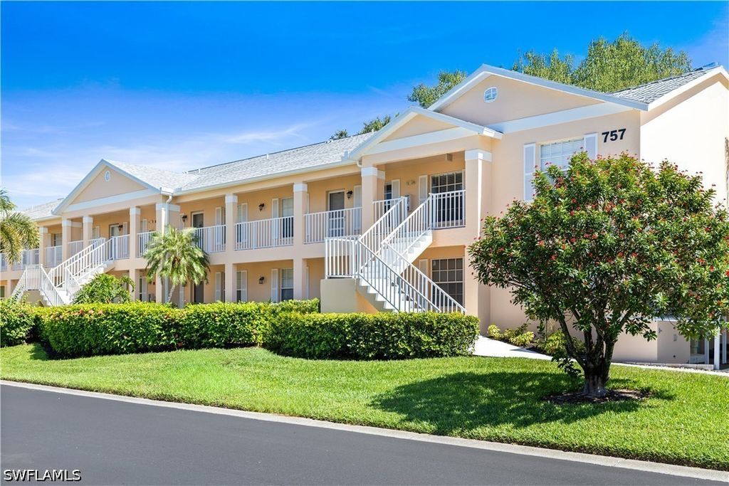 757 Wiggins Lake Dr 106, Naples