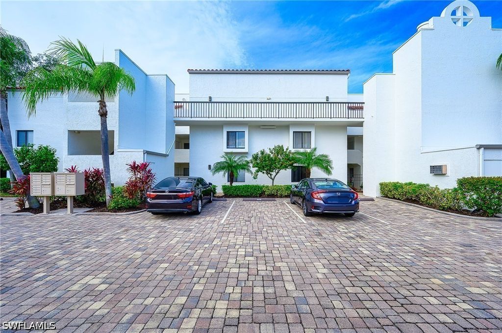 586 Beachwalk Cir O-205, Naples