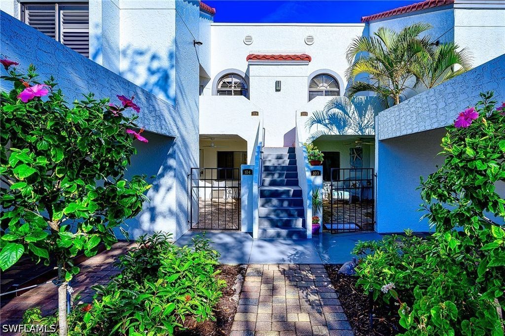 613 Beachwalk Cir 203, Naples
