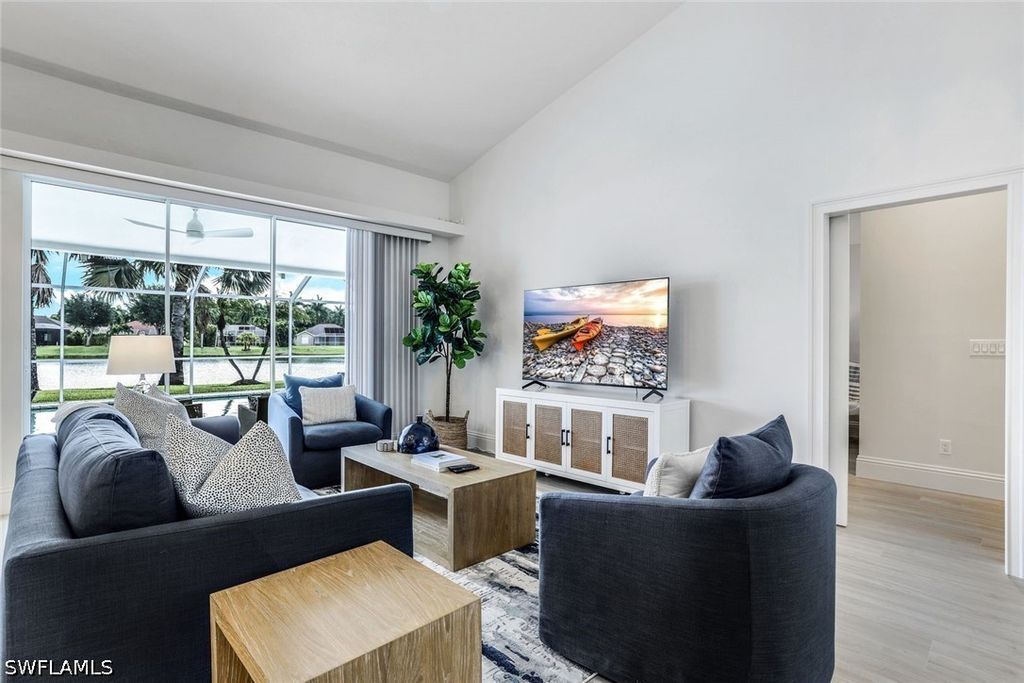 914 Marble Dr, NAPLES