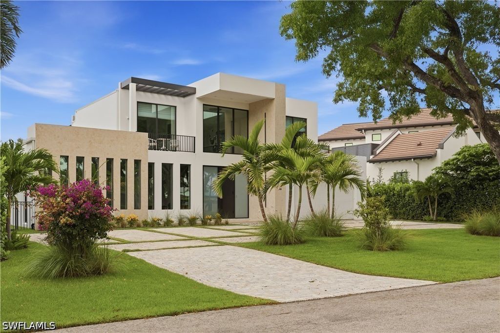 590 6th Ave N, Naples