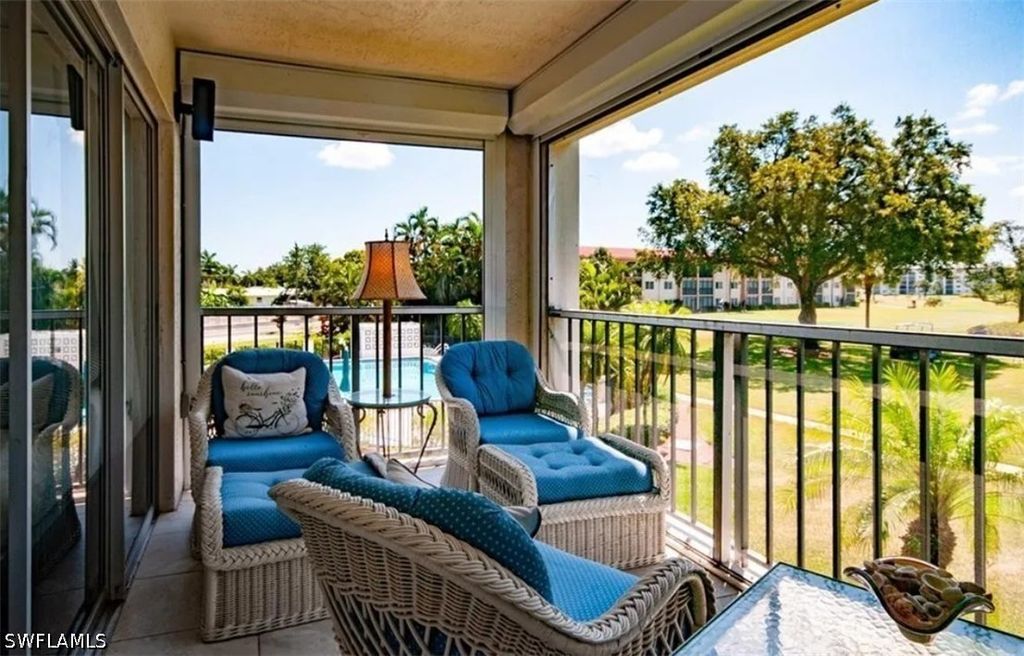 5 High Point Cir W 206, Naples