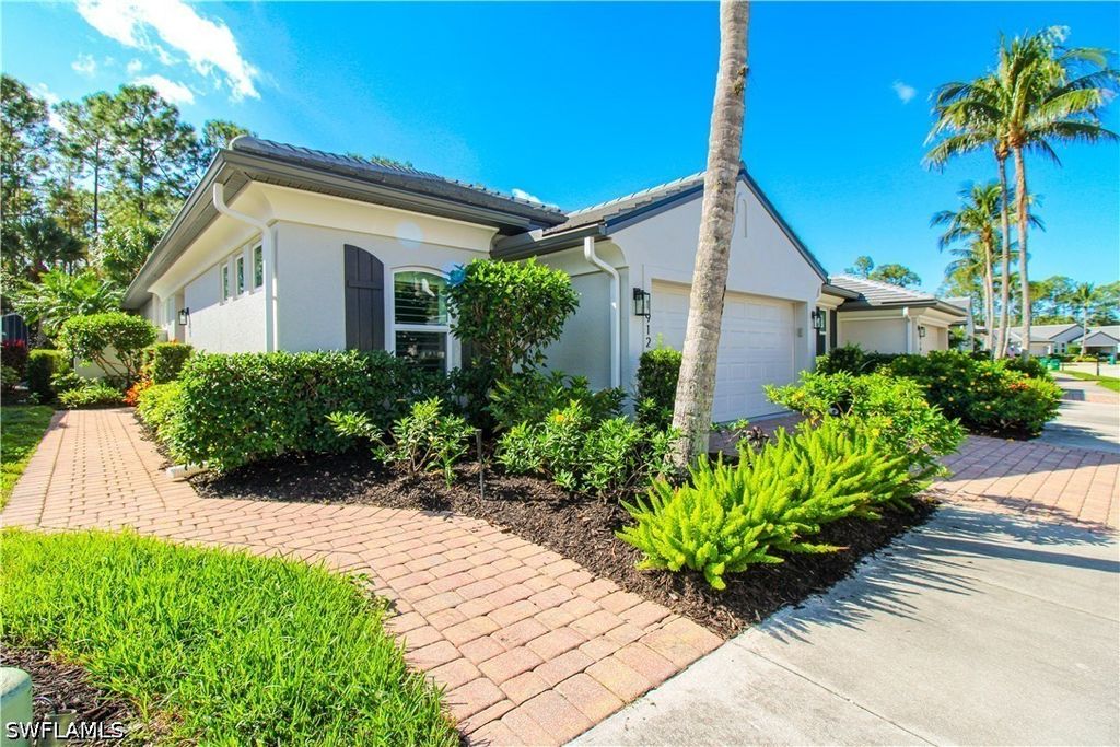 1912 Tarpon Bay Dr N, Naples