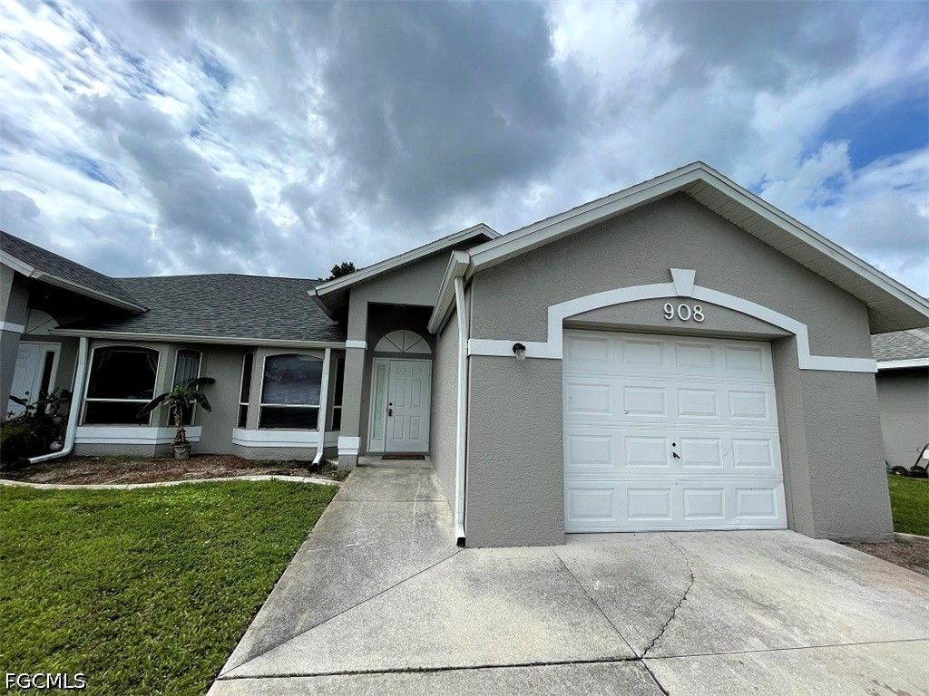 906 Cape Coral Pky W, Cape Coral