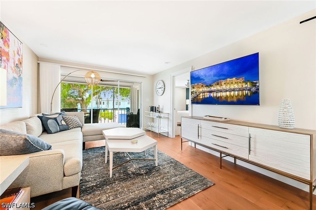 250 7th Ave S 207, NAPLES