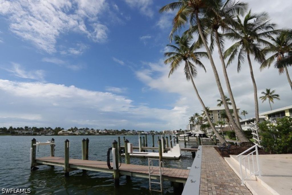 2850 Gulf Shore Blvd N 102, Naples