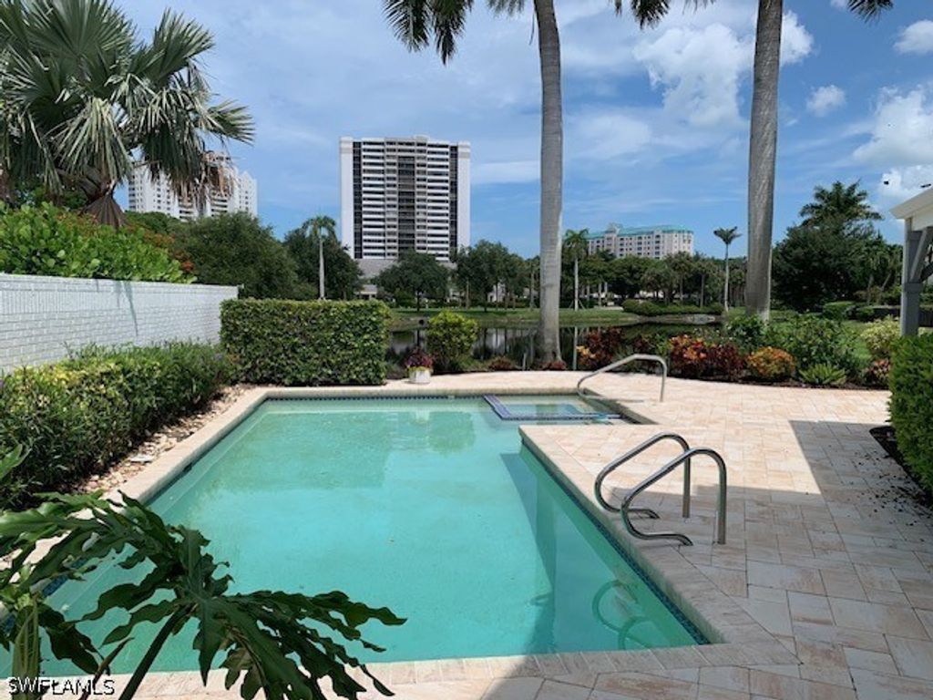 611 Bridgeway Ln, Naples