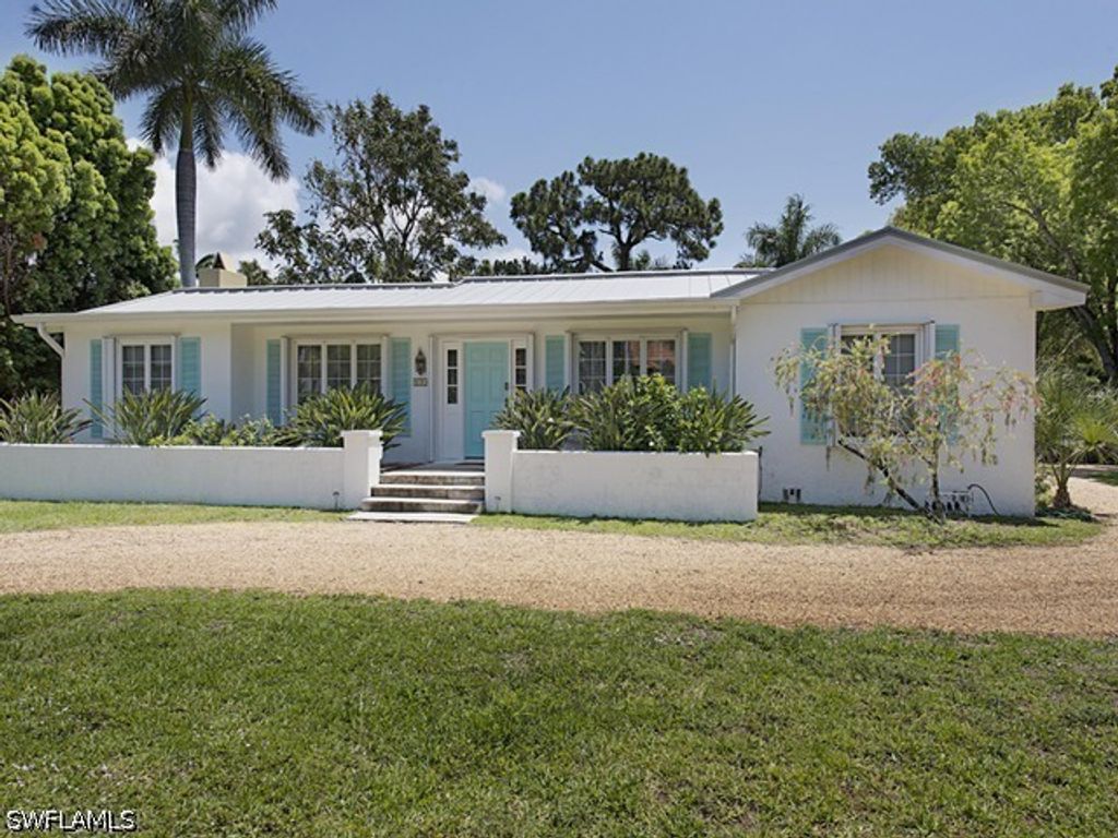 116 3rd St N, Naples