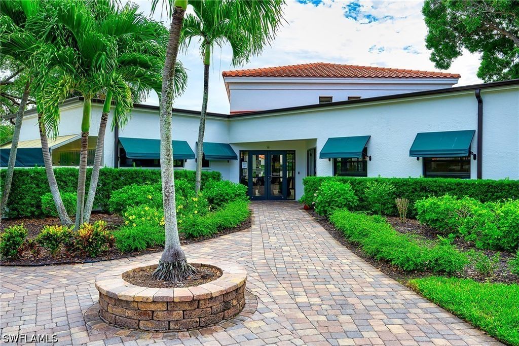 559 Beachwalk Cir U-203, Naples