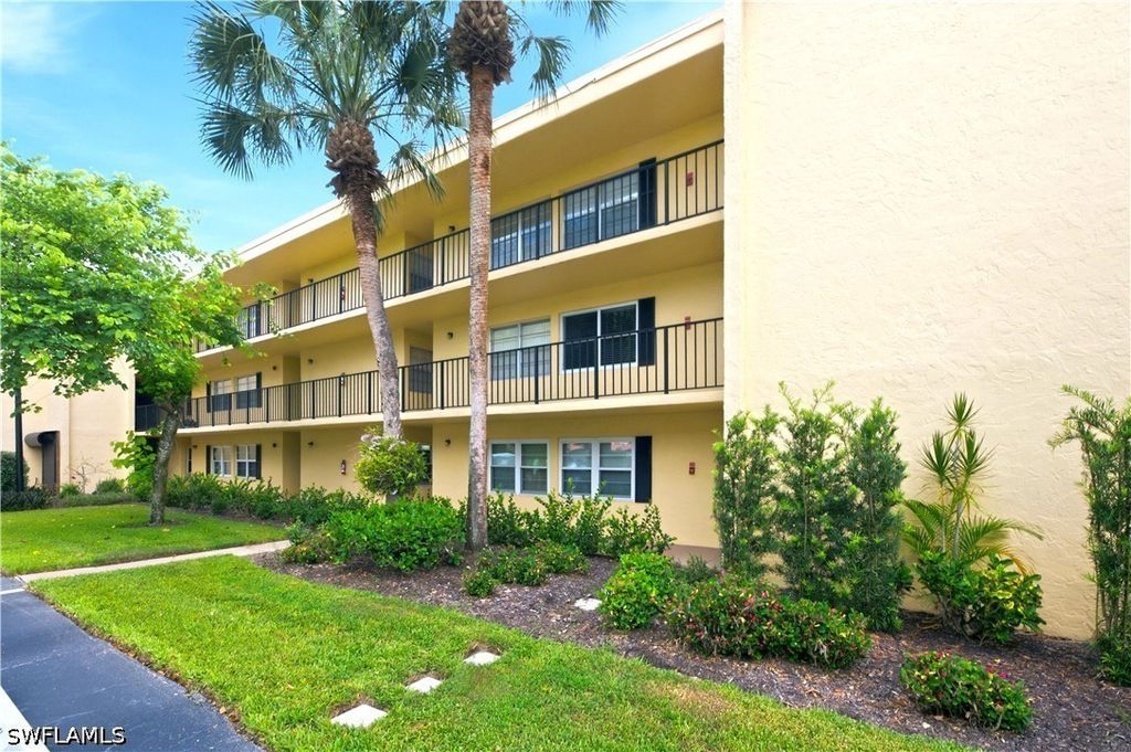 1083 Forest Lakes Dr 209, Naples