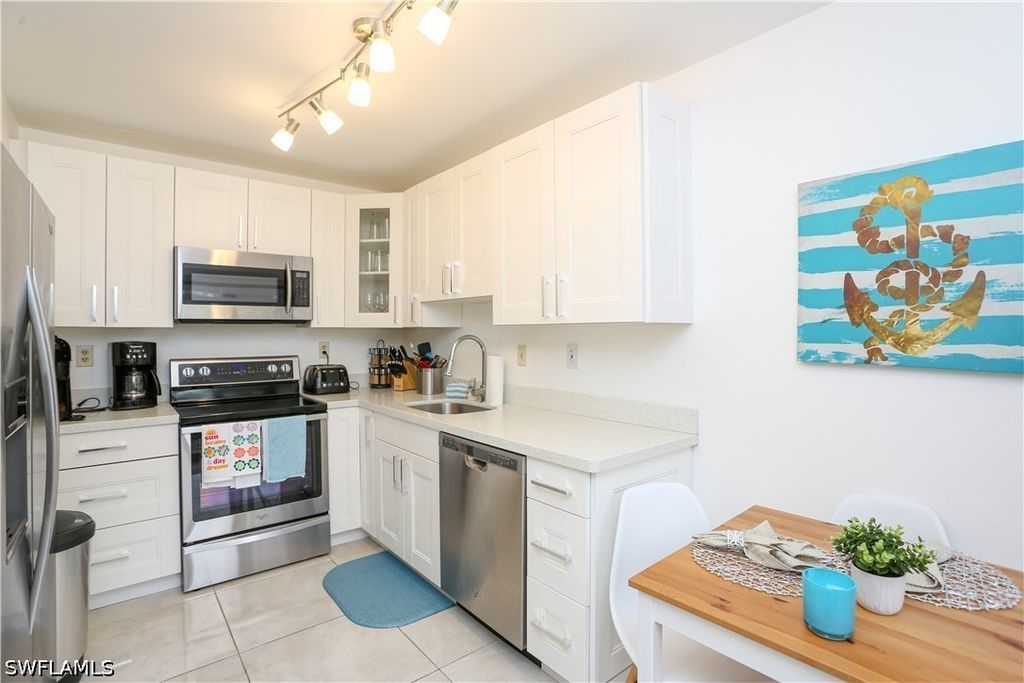 1522 Mainsail Dr 2, Naples