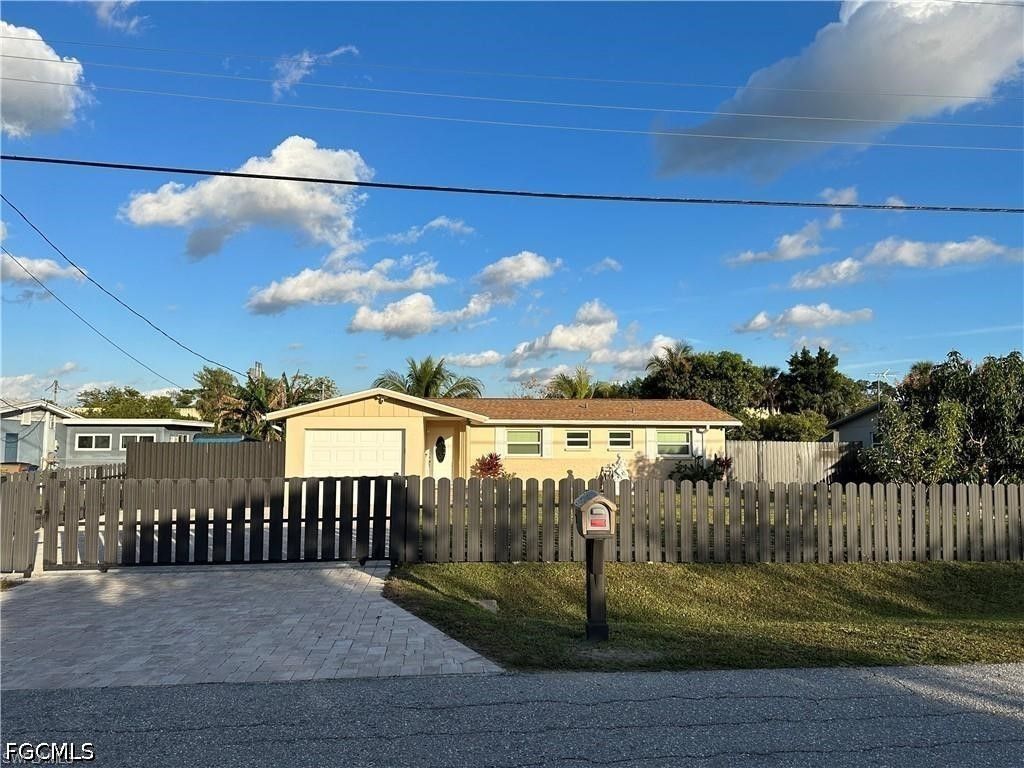 141 Schneider Dr, Fort Myers