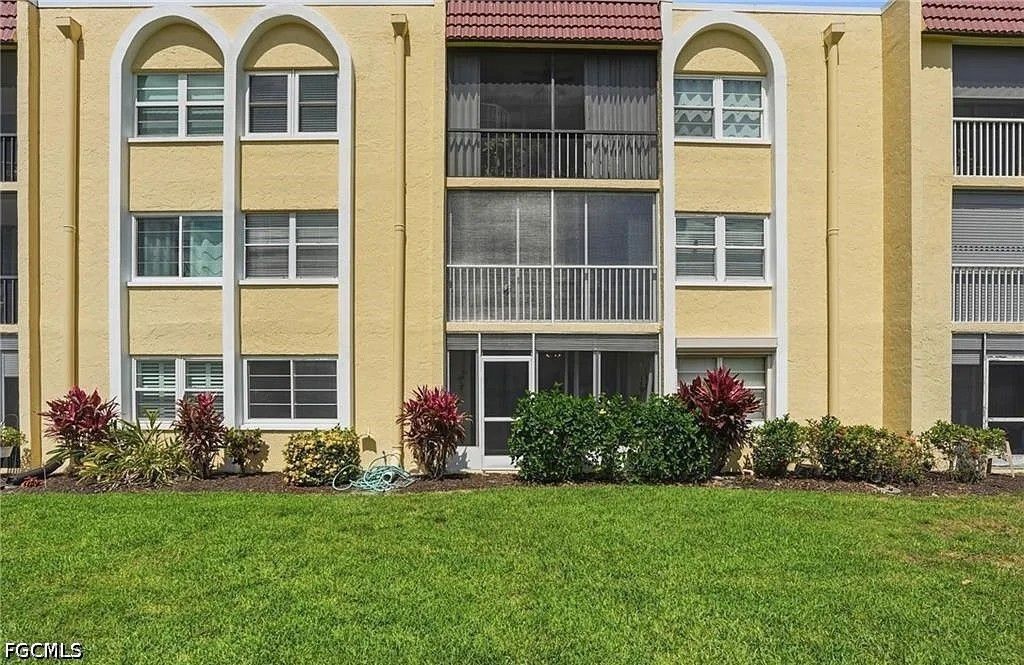 1085 Forest Lakes Dr 8102, Naples