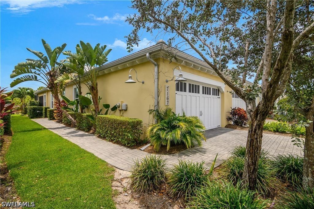 7162 Dominica Dr, Naples